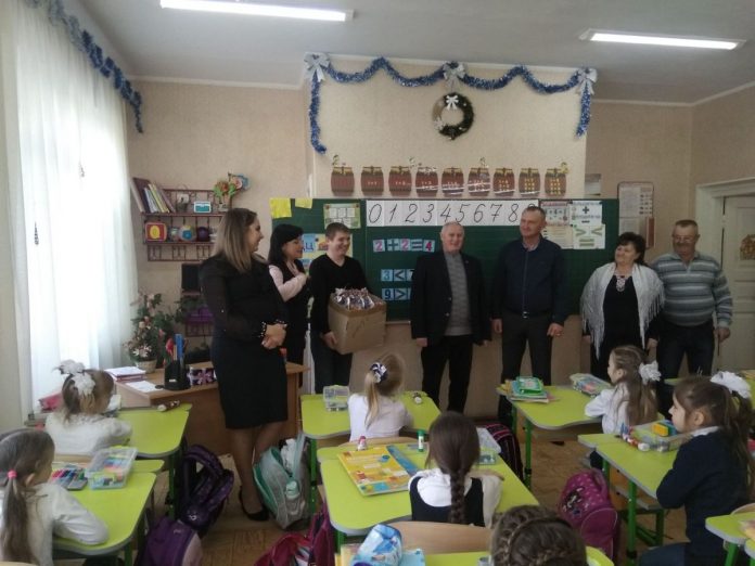 Святий Миколай землею крокує – подарунки діточкам дарує!